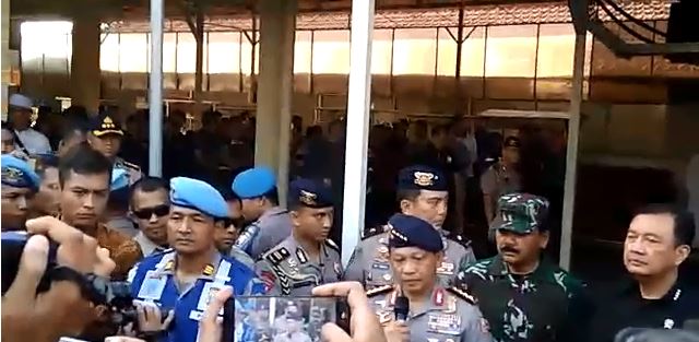 Kapolri Jenderal Tito Karnavian saat memberikan keterangan di RS Bhayangkara Surabaya (Foto: Haris/ngopibareng)