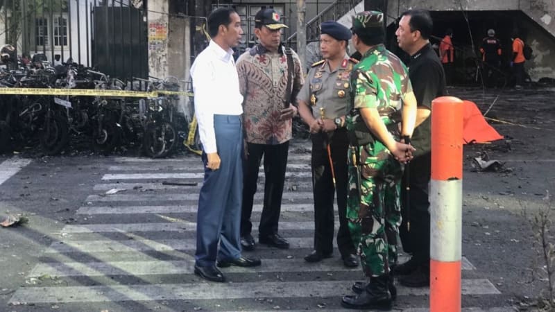 Kapolri Tito Karnavian saat mendampingi Presiden Jokowi meninjau lokasi gereja pasca ledakan bom.