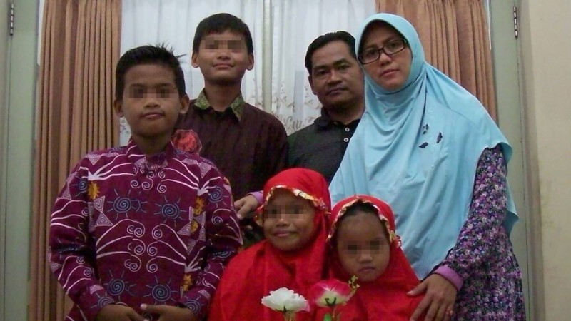 Pasangan Dita dan Puji bersama keempat anaknya, yang turut serta dalam aksi bom bunuh diri di tiga gereja berbeda di Surabaya.