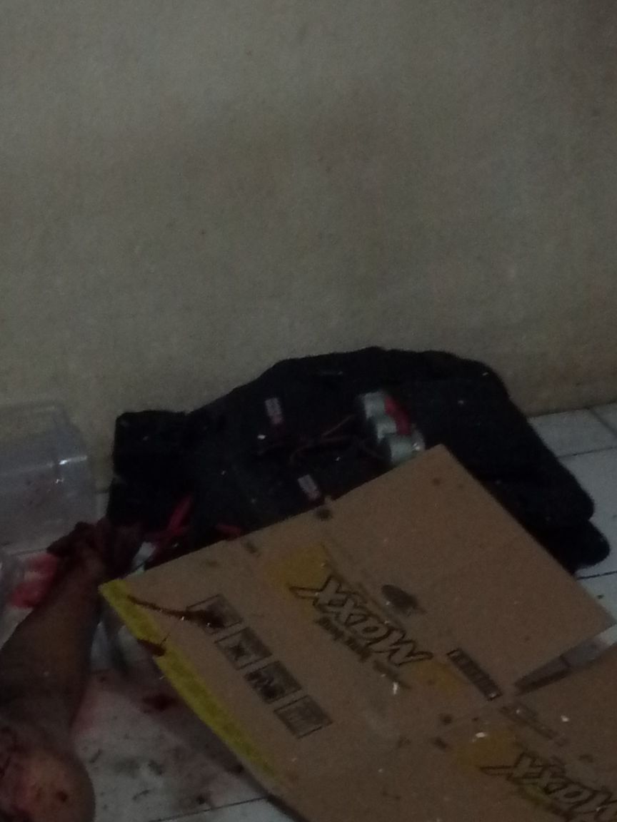 Tampak rompi yang berisi rakitan bom yang mash utuh belum meledak di samping mayat yang diduga teroris 
