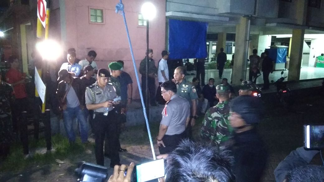 Kapolda dan Pangdam Jawa Timur tinjau lokasi ledakan di Rusunawa Wonocolo, Sidoarjo. (Foto: Haris/ngopibareng.id)