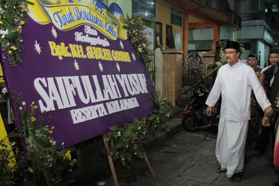 Gus Ipul hadir pada acara tahlil mendiang almarhum KH Sholeh Qosim, Minggu, 13 Mei 2018, malam.