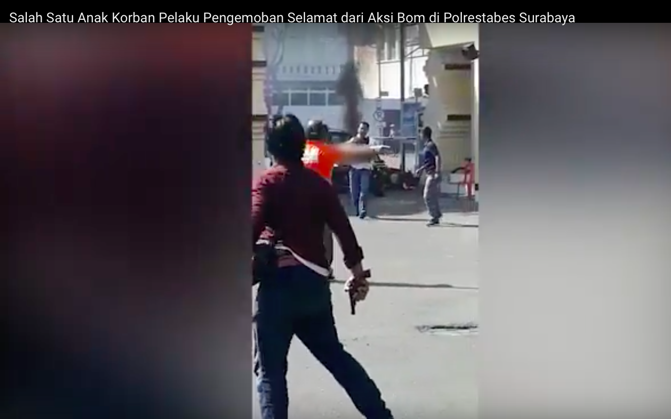 Tangkapan layar. Aksi Heroik dilakukan aparat kepolisian dalam melakukan penyelamatan anak korban pelaku bom di Polrestabes Surabaya  