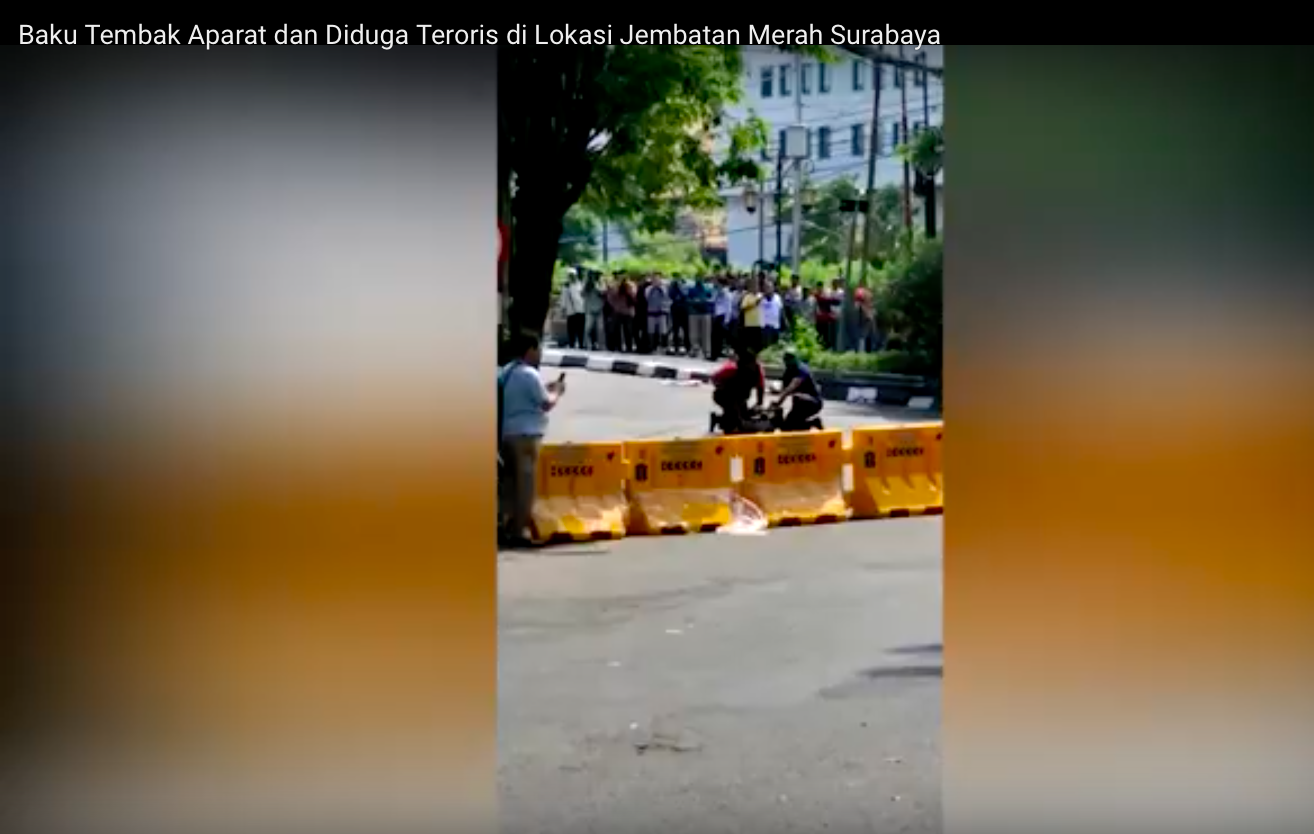 Tangkaan layar aksi baku tembak polisi dan diduga teroris di Jembatan Merah Surabaya