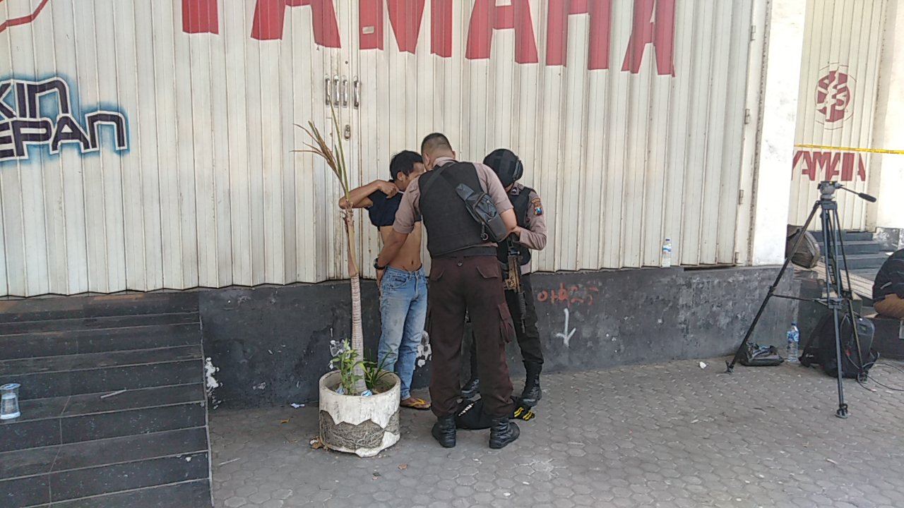 Pria mencurigakan digeledah polisi, di Jalan Veteran Surabaya, jalan menuju Polrestabes Surabaya, Senin, 14 Mei 2018. (foto: frd/ngopibareng.id) 