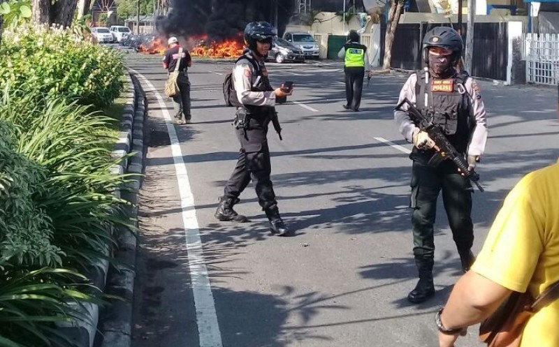 Suasana GPPS Jalan Arjuna usai Dita meledakkan mobilnya di area gereja. 