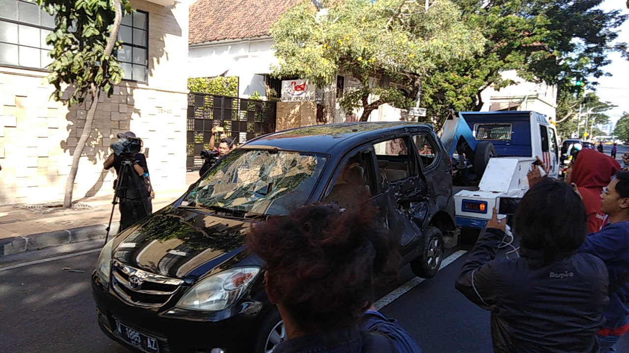 Mobil yang diduga terkena ledakan di Polrestabes Surabaya, Senin, 14 Mei 2018. (foto: frd/ngopibareng.id) 