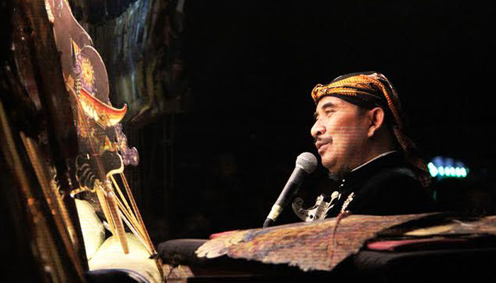 DALANG: Ki Enthus Susmono ketika mendalang wayang kulit. (foto: dok ngopibareng.id)