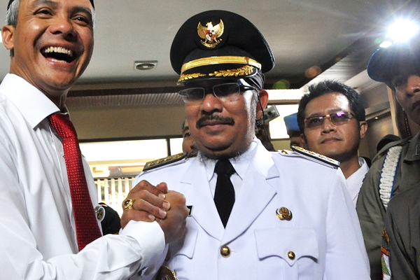 BUPATI: Ki Enthus Susmono, ketika 8 Januari 2014, dilantik sebagai Bupati Tegal oleh Gubernur Jawa Tengah, Ganjar Pranowo. (foto: dok)