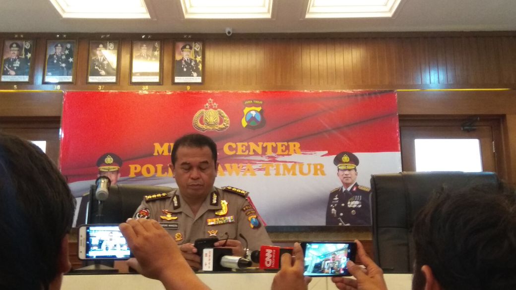 Kabid Humas Polda Jatim, Kombes Pol Frans Barung Mangera, Senin 14 Mei 2018. (foto: ngopibareng)