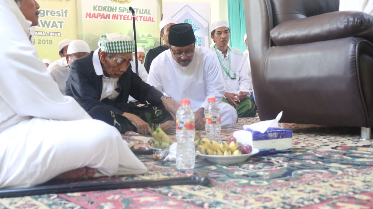 Gus Ipul, dan KH Maimun Zubair hadir dalam acara Harlah Pondok Pesantren Bumi Sholawat, Lebo, Sidoarjo, Senin, 14 Mei 2018.