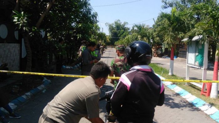 Petugas gabungan masih berjaga di lokasi rumah Budi Satrio di Puri Maharani, Sidoarjo. 