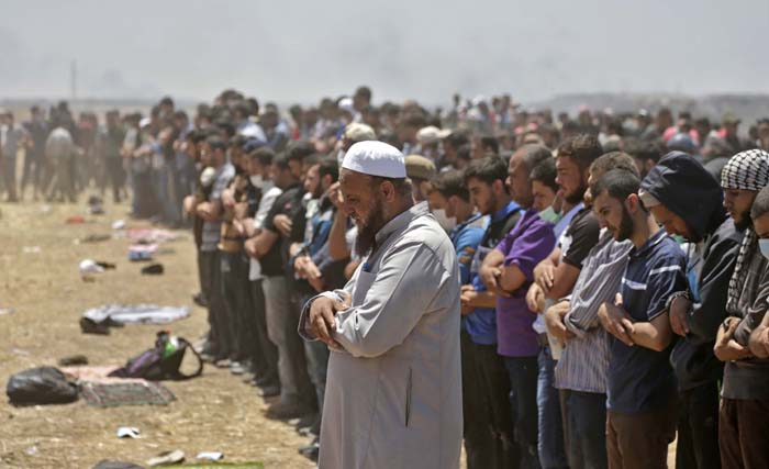 Warga Palestina melakukan salat hari Selasa 15 Mei sebagai bentuk protes terhadap pembantian yang dilakukan tentara Israel terhadap warga sipil Palestina. Sebanyak warga Palestina meninggal termasuk anak-anak, hari Senin 14 Mei kemarin. (foto: mahmud hams/afp) 