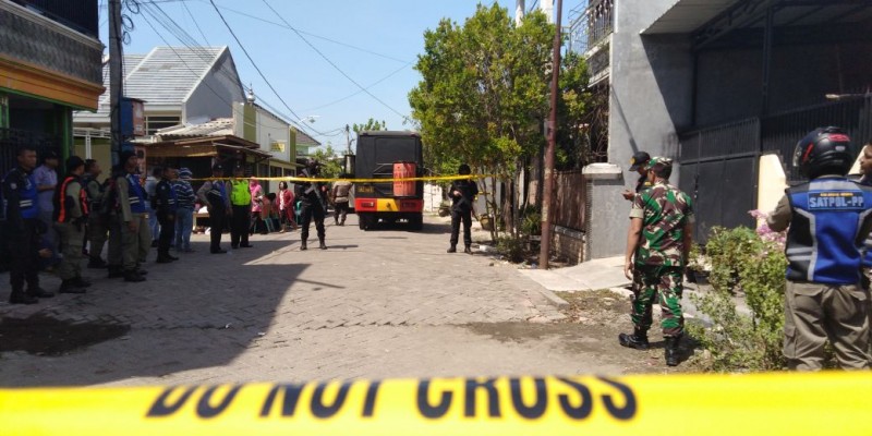 Penggeledahan di rumah terduga teroris di Medokan Ayu. (Foto : Frd/Ngopibareng.id)