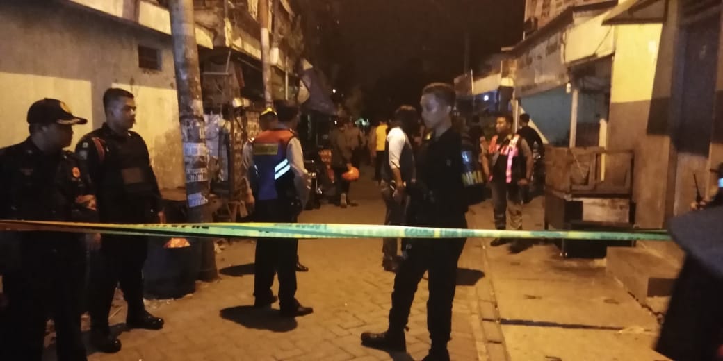 Suasana sekitar Jalan Sikatan Manukan, tempat terduga teroris ditembak. (Foto: Haris/ngopibareng.id)