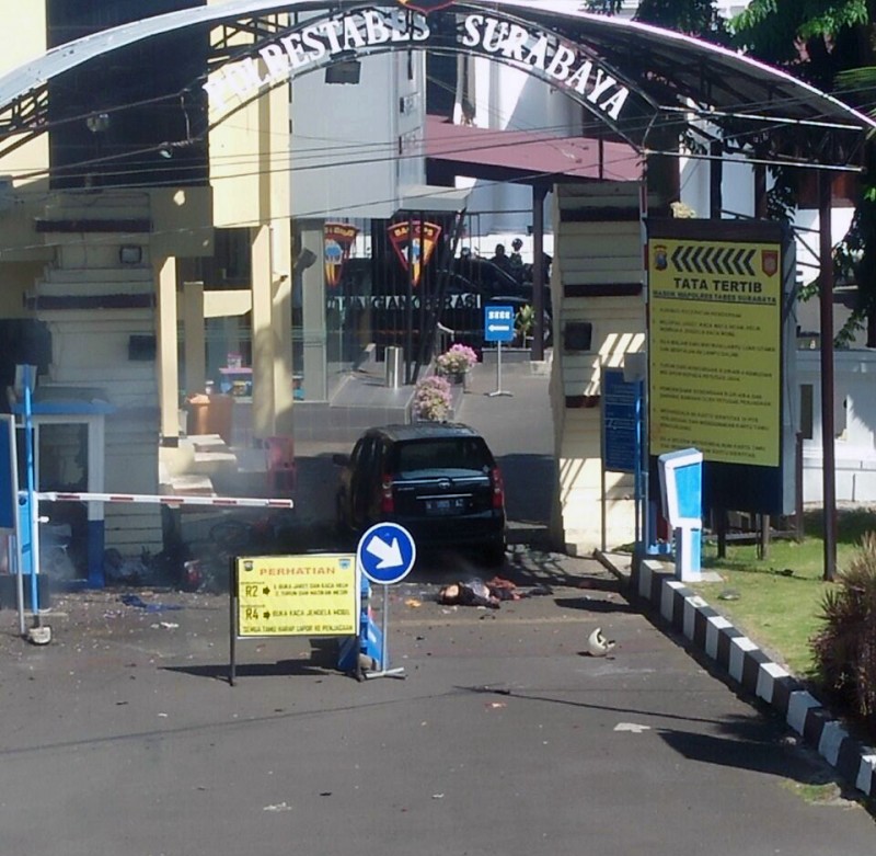 Keluarga Tri Murtino saat peledakan bom di pintu gerbang Polrestabes Surabaya, Jalan Sikatan I, Senin (14/5).
