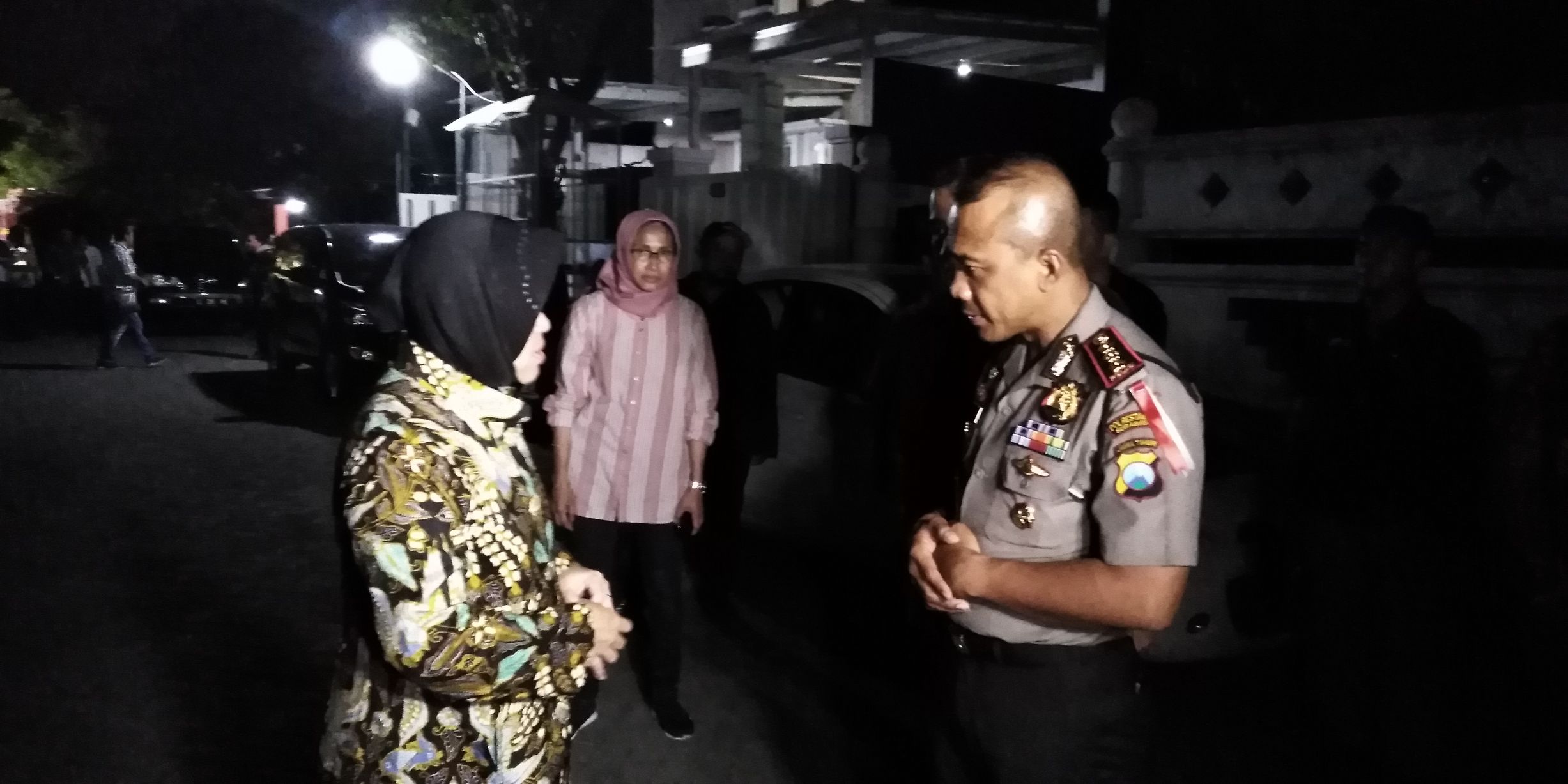 Risma dan Kapolres Rudi saat meninjau oleh TKP Rumah Bomber tiga gereja di Surabaya. (Foto:frd/ngopibareng.id) 