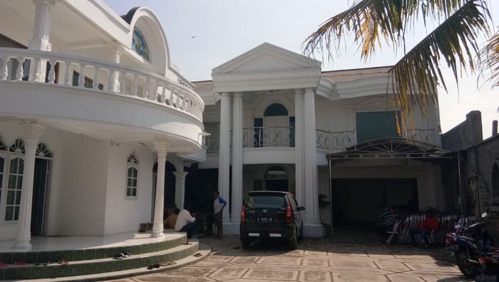 Halaman depan rumah.