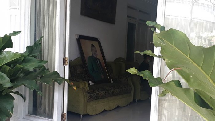 Bunga gelombang cinta terdapat di pintu masuk rumah.