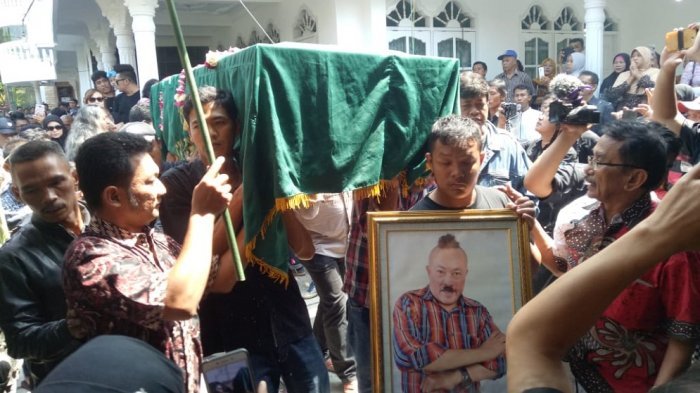 Halaman rumah Gogon mampu menampung para pelayat yang mengantar ke TPU.