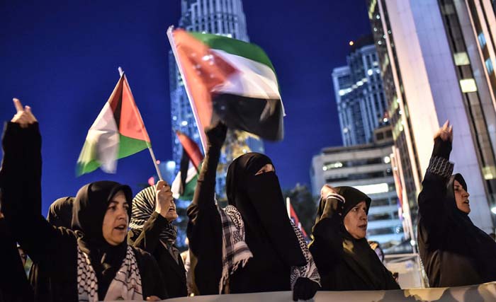 Demonstran mengibarkan bendera Palestina di depan konsulat Israel di Istanbul, hari Rabu kemarin  menentang pembunuhan demonstran, yang menewaskan 60 warga Palestina, di hari yang sama saat pembukaan kedutaan baru Amerika Serikat untuk Israel di Yerusalem. (foto: ozankose/afp)/ AFP