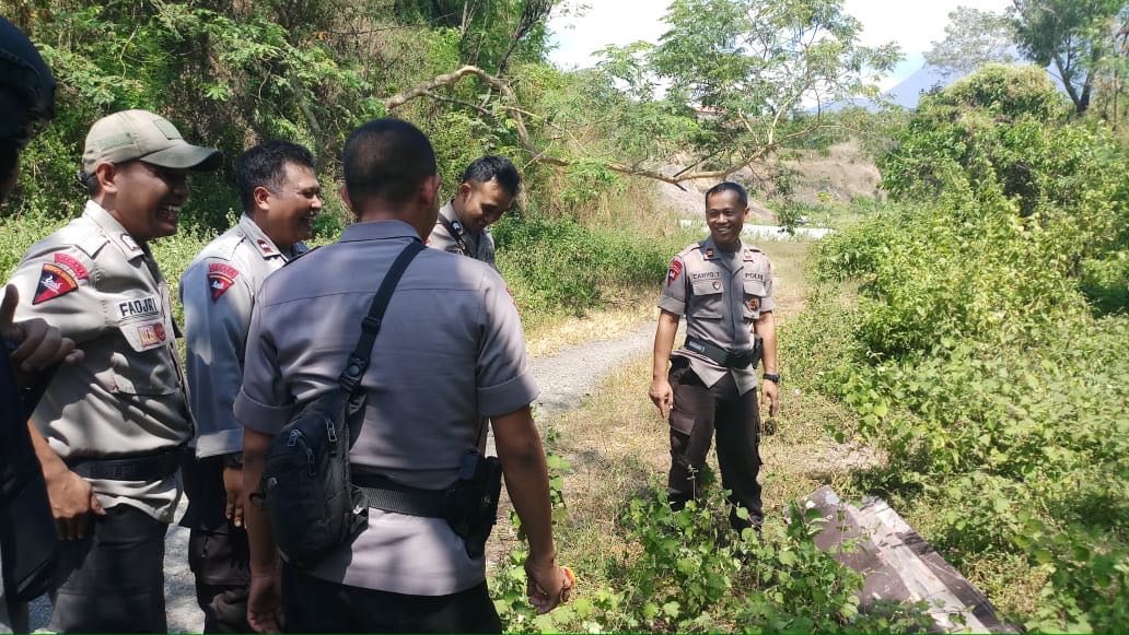 Tim Jibom melaksanakan pemusnahan barang bukti bom hasil pengungkapan terduga teroris di Jawa Timur, Rabu, 16 Mei 2018. 