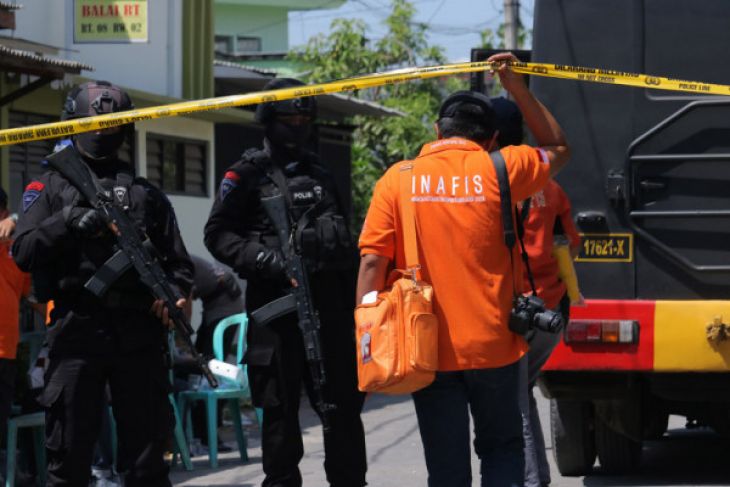 Personel Brimob bersiaga saat dilakukannya penggeledahan oleh Tim Densus 88 di kediaman terduga pelaku bom bunuh diri Polrestabes Surabaya, di Tambak Medokan Ayu, Surabaya, Jawa Timur, Selasa, 15 Mei 2018. (Foto> Antara)