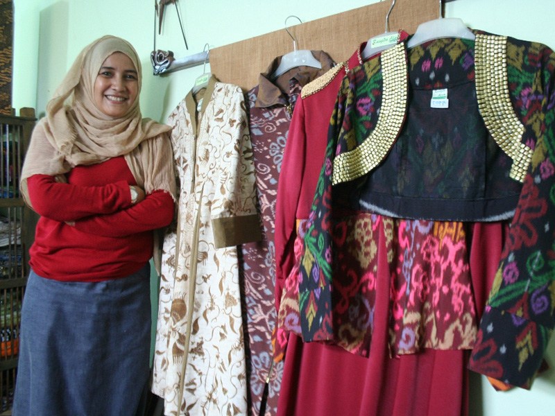 Rizanty bersama produk-produk kreasinya. (Foto: Ist)