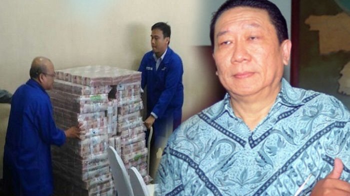 Tumpukan uang pembayaran sisa korupsi Rp 87 miliar dari total nilai Rp 169 miliar milik Samadikun Hartono (kanan).