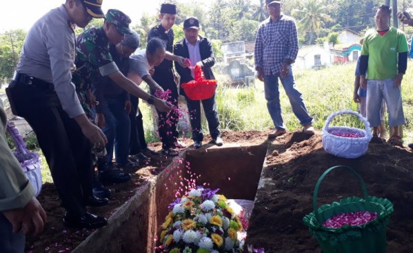 Kapolres Bondowoso (kiri) saat menghadiri pemakaman korban ledakan bom di Gereja Pantekosta Pusat, Jalan Arjuna, Surabaya, di Pemakaman Kematian Bersama Masyarakat (PKBM) Bondowoso. Kamis (17/5) (Foto: Antarajatim/ Novi H)