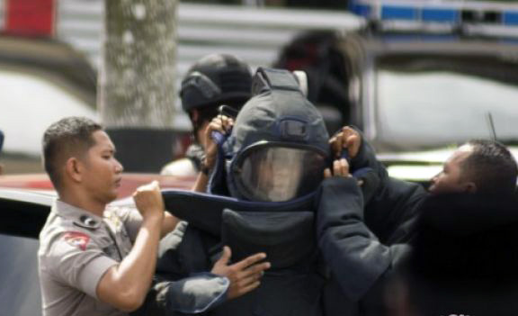 Personel penjinak bom mengenakan pakaian khusus saat akan melakukan penyisiran pascapenyerangan teroris di Polda Riau. Pekanbaru, Riau. (Foto: Antara)