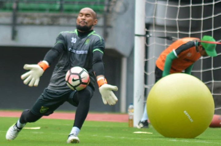 Kiper Persebaya, Alfonsius Kelvan membuat pernyataan tegas untuk melawan terorisme. (foto: hrd/ngopibareng)