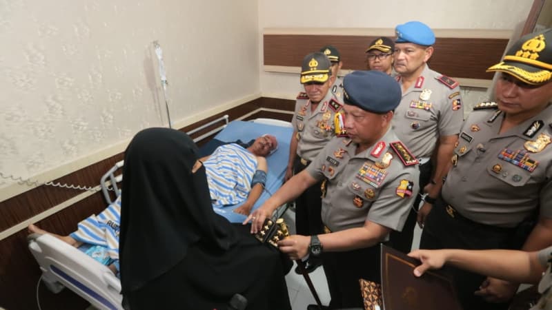 Kapolri Jenderal Tito Karnavian menyerahkan penghargaan kenaikan pangkat ke Yanti untuk suaminya, Kompol Farid Abdullah (naik pangkat luar biasa jadi AKBP).