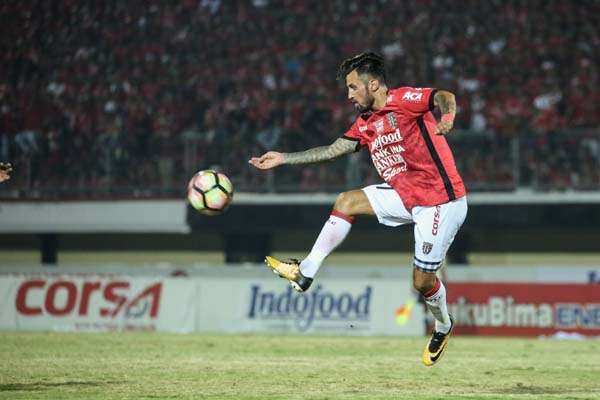 Pemain Bali United, Stefano Lilipaly mencetak gol tunggal ke gawang Arema. 