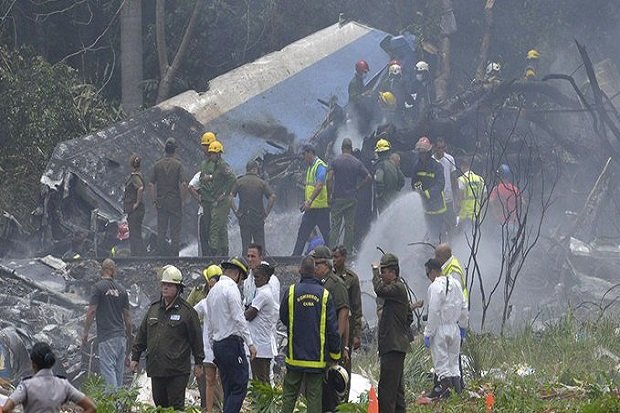 Puing-puing pesawat bertebaran di wilayah sekitar bandara Havana, Kuba.