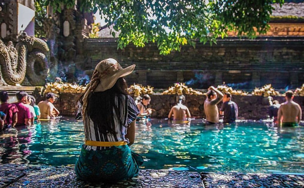 Aman, lalu sueger mandi di petirtaan. foto:istimewa