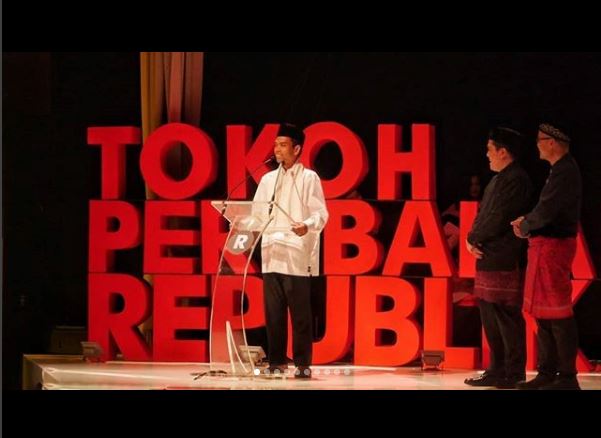 Ustadz Abdul Somad saat mendapatkan anugerah Tokoh Perubahan Republika 2017 di Jakarta Theater, Jakarta Pusat, Selasa, 10 April 2018 lalu. (Foto: Instagram)