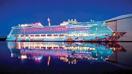 Kapal termewah se-Asia Pasifik, 19 lantai dengan fasiltas hotel bintang lima makin nyaman mondar-mandar di pelabuhan Indonesia. foto:gentingdream