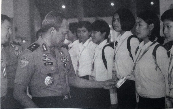 Irjen Arief Sulistyanto mengecek para calon taruni AKPOL (Foto: Repro)