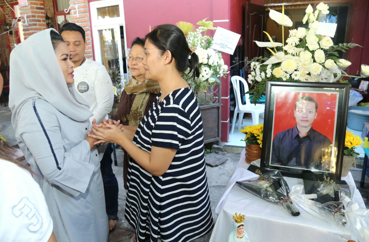 Puti, mengunjungi keluarga Aloysius Bayu Rendra Wardhana di Gubeng Kertajaya, kemudian menemui keluarga Vincentius Evan dan Nathanael Ethan di rumah persemayaman Adijasa Jl. Demak, terakhir mengunjungi keluarga almarhum Giri Catur Sungkono di kawasan Pulosari, Sabtu 19 Mei 2018. 