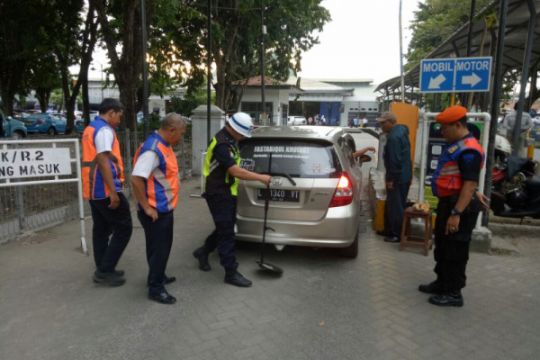 Aktivitas pemeriksaan di Stasiun Gubeng Surabaya. (foto: IST/ Antara Jatim)