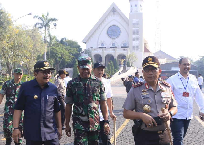 Gubernur Jatim, Soekarwo (kiri) bersama Pangdam V/Brawijaya dan Kapolda Jatim saat mengecek kondisi gereja, Minggu 20 Mei 2018. (foto: ngopibare)