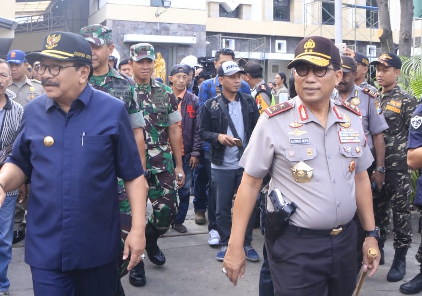 Kapolda Jatim, Irjen Pol Machfud Arifin (kanan) bersma Gubernur Jatim, dan Pangdam V Brawijaya, saat mengunjungi lokasi gereja untuk memastikan keamanannya oasca serangan bom. (foto: ngopibareng)