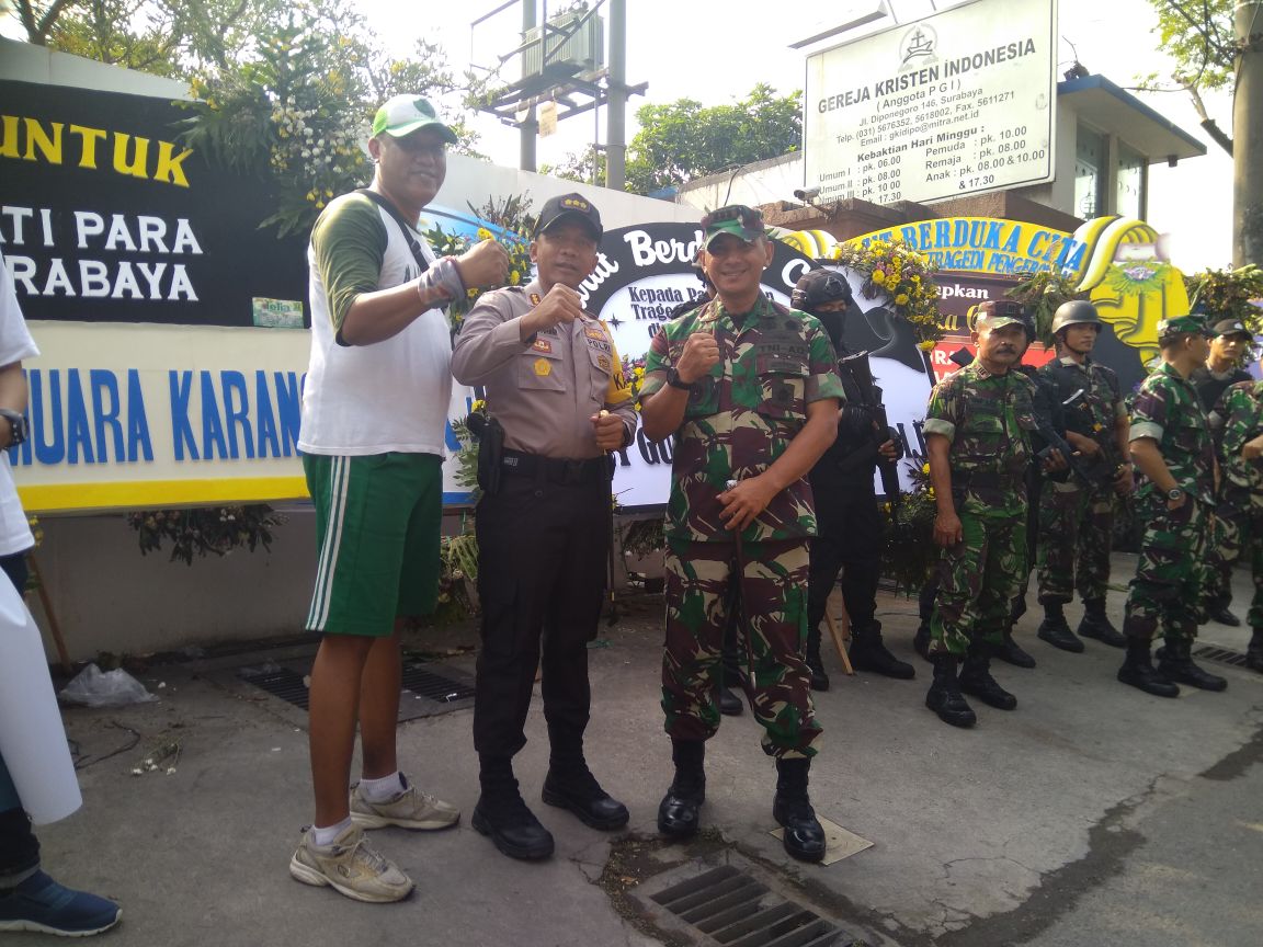 Koordinator Bonek Q Indra Yuli bersama Kapolres dan Danrem, saat mengamankan Gereja, Minggu, 20 Mei 2018. 