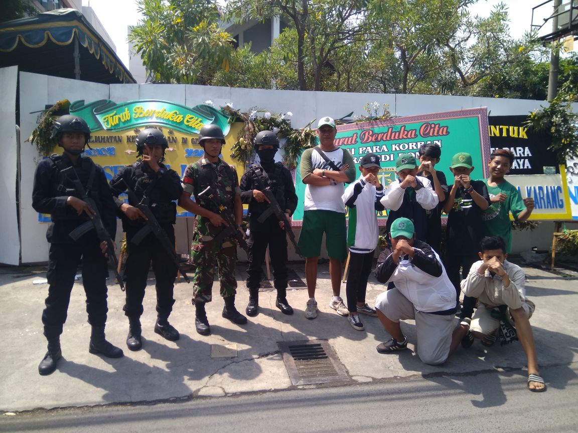 Bonek bersama TNI dan Polri saat mengamankan Gereja, Minggu, 20 Mei 2018. 