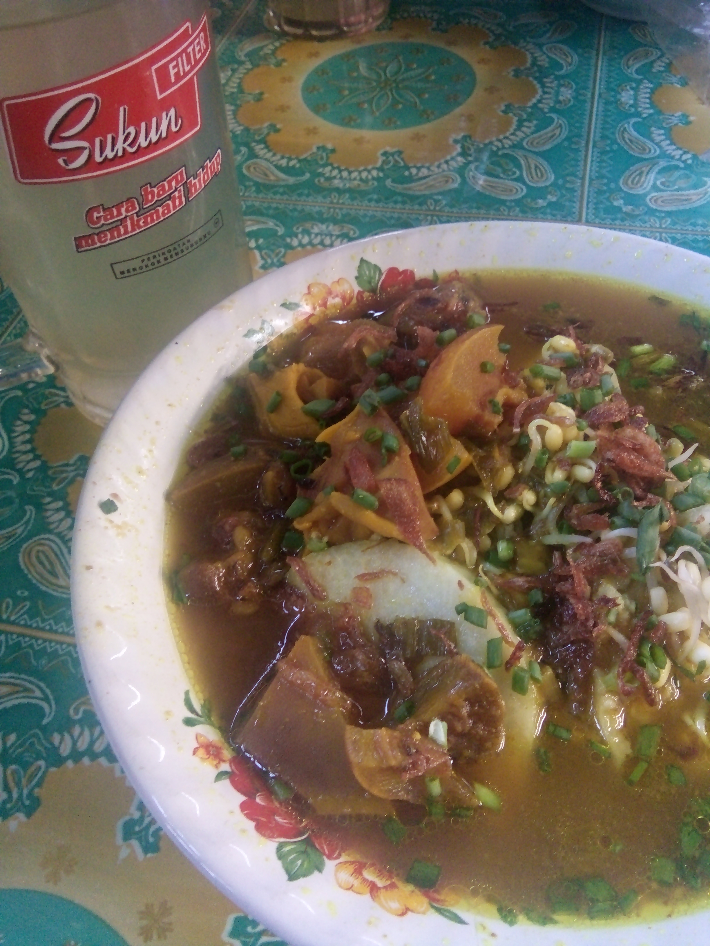 Menggoda kan? Simak topingnya, bukan lontong kikil biasa kan... foto:widikamidi