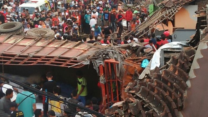 Truk bermuatan gula pasir mengalami rem blong.