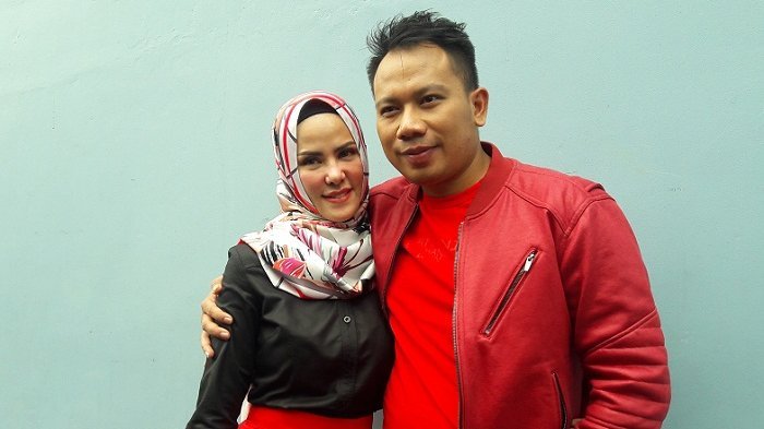 Pasangan Vicky Prasetyo dan Angel Lelga.