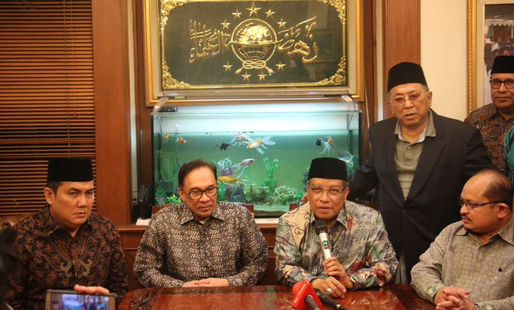 Anwar Ibrahim diapit sejumlah pengurus PBNU. (foto: ist)