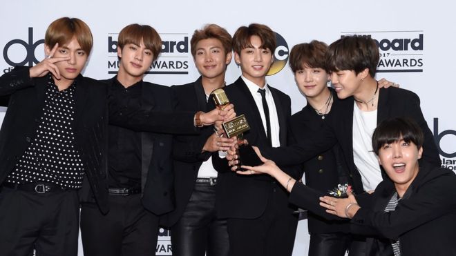 BTS ketika memenangkan penghargaan dalam ajang Billboard Music Awards 2017. 